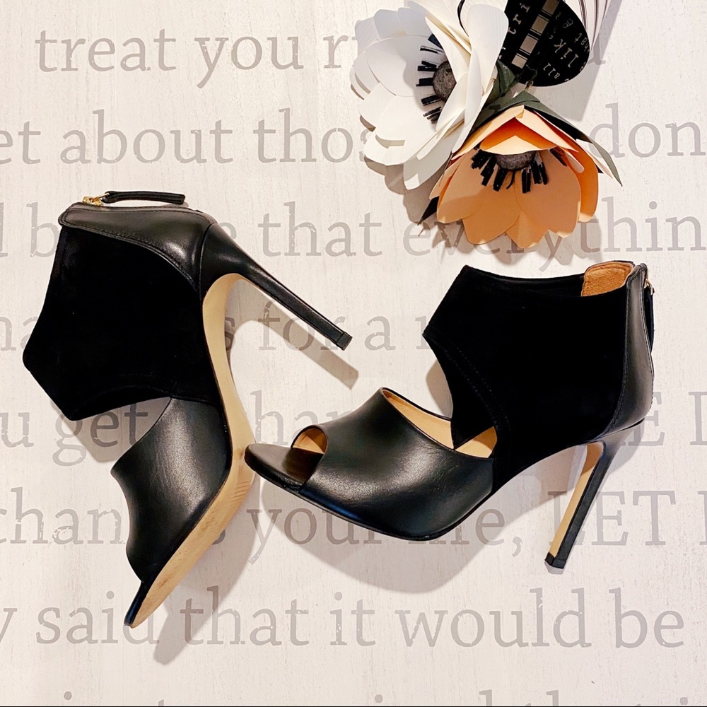 Genuine leather heels with zipper detailing